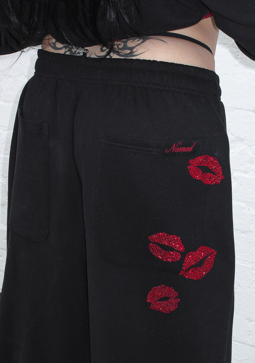 TEASE RHINESTONE KISS OVERSIZED SWEATPANTS BLACK