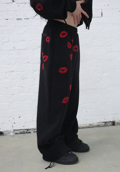 TEASE RHINESTONE KISS OVERSIZED SWEATPANTS BLACK
