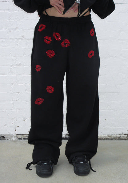 TEASE RHINESTONE KISS OVERSIZED SWEATPANTS BLACK