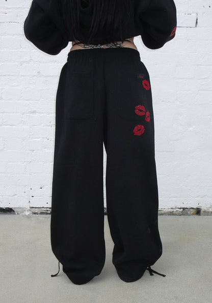 TEASE RHINESTONE KISS OVERSIZED SWEATPANTS BLACK